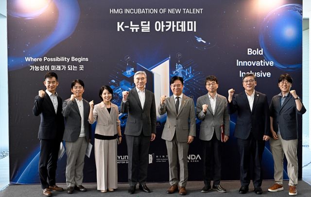(왼쪽부터) 현대차그룹 정책조정1실 최승범 상무, 현대차그룹 정책분석실 이상철 상무, 현대차그룹 인재개발원 송미영 상무, 현대차그룹 성 김 사장, 고용노동부 김영훈 장관, 고용노동부 편도인 직업능력정책국장, 고용노동부 권택흥 정책보좌관, 고용노동부 김병수 직업능력정책과장이 기념 촬영을 하는 모습 [사진=현대자동차그룹]