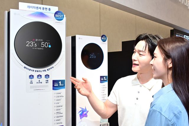 LG전자가 일찍 찾아온 무더위에 에어컨 생산라인을 풀가동하고 있다