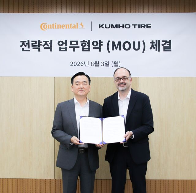 &nbsp;사진 설명: 금호타이어 한국영업부문 김성 상무( 왼쪽),&nbsp; 니코 키리아조폴로스 콘티넨탈타이어 코리아 교체타이어 부문 대표