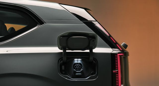 볼보자동차가 테슬라 모델 Y와 경쟁할 새로운 보급형 전기 SUV 'EX50'을 출시한다.