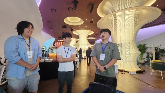 7일 오후 서울 잠실 렉서스 복합문화공간 '커넥트투'에서 자신만의 농법을 설명하는 청년 농부들. 왼쪽부터&nbsp; 충남 아산에서 배 농사를 하는 김후주씨, 경북 청송에서 사과 농사를 하는 이석모씨, 경남 산청에서 딸기 재배를 하는 권두현씨. 사진 홍대선 기자