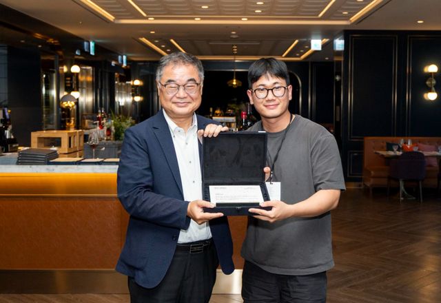 지난 6일 콘야마 마나부 토요타코리아 사장(왼쪽)이 쌀과 팥을 재배하고 있는 '렉서스 영파머스' 김세환 농부에게 기념패를 전달하고 있다.&nbsp; 사진 토요타코리아 제공