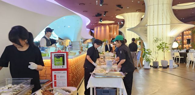 7일 오후 렉서스 복합문화공간 '커넥트투'에서 전국 각지의 친환경 농산물로 식단을 준비하는 청년 농부들.&nbsp; &nbsp;사진 홍대선 기자