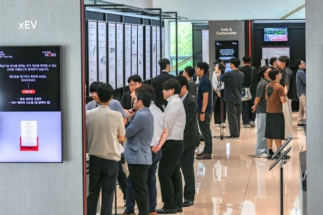 경기도 용인시 기술연구소에서 열리고 있는 ‘2026 현대모비스 R&D 테크데이’에 업계 관계자들이 방문해 전시품을 관람하고 있는 모습