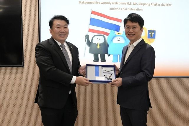 17일 태국 교통부 차관 일행이 경기도 성남시 카카오모빌리티 판교 사옥을 방문했다. (사진 왼쪽부터 시리퐁 앙카사쿨키앗(Siripong Angkasakulkiat) 태국 교통부 차관, 류긍선 카카오모빌리티 대표)