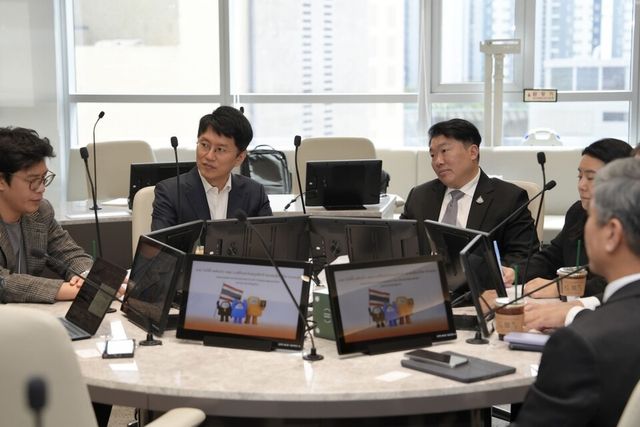 사진 중앙 왼쪽부터 류긍선 카카오모빌리티 대표, 시리퐁 앙카사쿨키앗(Siripong Angkasakulkiat) 태국 교통부 차관)