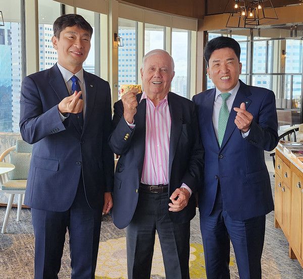 이복현 금감원장(좌), 짐 로저스 로저스홀딩스 회장(가운데), 함영주 하나금융지주 회장(우). [사진=하나금융지주 제공]&nbsp;