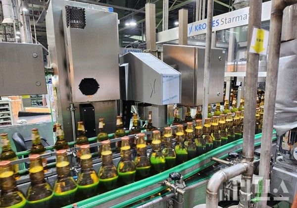 공장 내부 켈리 생산라인 모습. 상표기를 지나면 병에 켈리 라벨이 부착돼 나온다. [사진=최재원 기자]