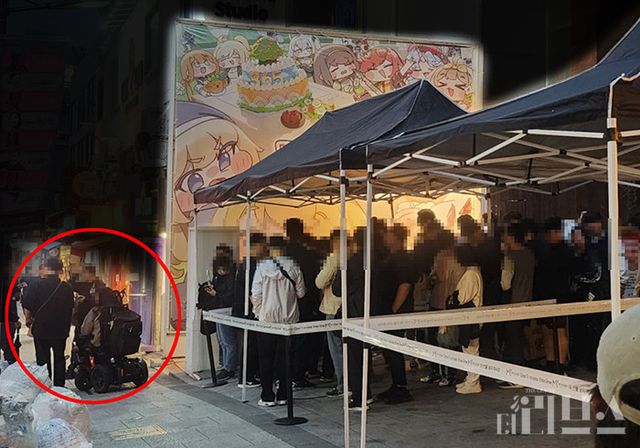 A씨가 전동휠체어 때문에 입장이 어려워 행사장 앞에서 대기하고 있다. [사진=황민우 기자]