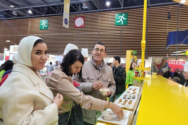 풀무원 부스를 방문한 외국인 바이어 및 소비자들이 두부텐더, 두유면 등 풀무원의 식물성 지향 혁신 제품을 시식하고 있다. [사진=풀무원 제공]