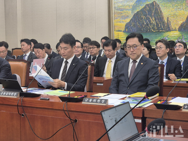 이복현 금융감독원장과 김병환 금융위원장이 24일 정무위원회 종합감사에 참석해 질의를 받고 있다. [사진=임서우 기자]