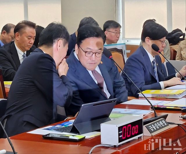 24일 국회 정무위원회 종합 국정감사에서 이복현 금융감독원장(좌)과 김병환 금융위원장(우)이 대화하고 있다. [사진=한지민 기자]