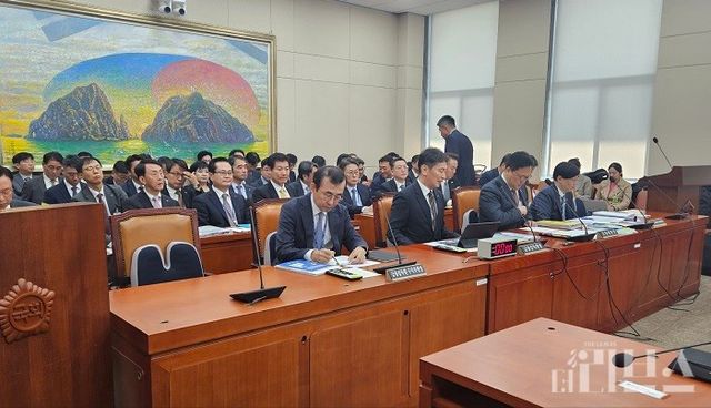 24일 서울 여의도 국회에서 정무위원회 종합 국정감사가 진행되고 있다. [사진=한지민 기자]