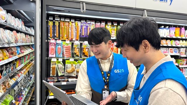 경영주와 OFC(영업관리자)가 함께 테블릿을 보고 이야기를 나누고 있다. [사진=GS25 제공]