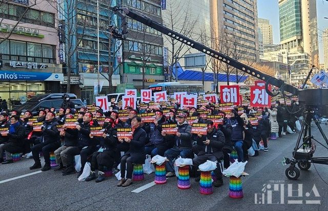 기업은행 총파업 투쟁에는 조합원 약 3200여명과 한국노총 위원장 등이 참석했다. [사진=한지민 기자]
