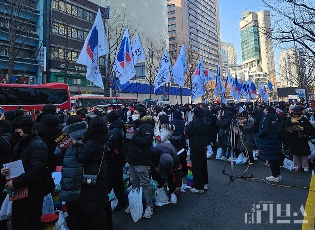 전국금융산업노동조합 깃발이 입장하고 있다. [사진=한지민 기자]