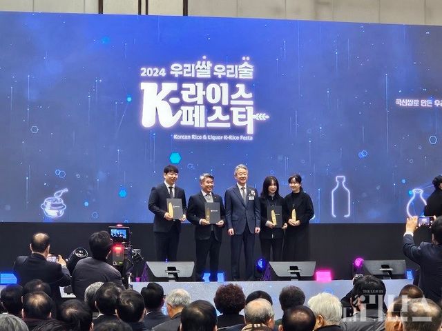 강호동 농협중앙회장이 K-라이스페스타 쌀 가공식품 대상 수상자들과 사진을 찍고 있다. [사진=한지민 기자]