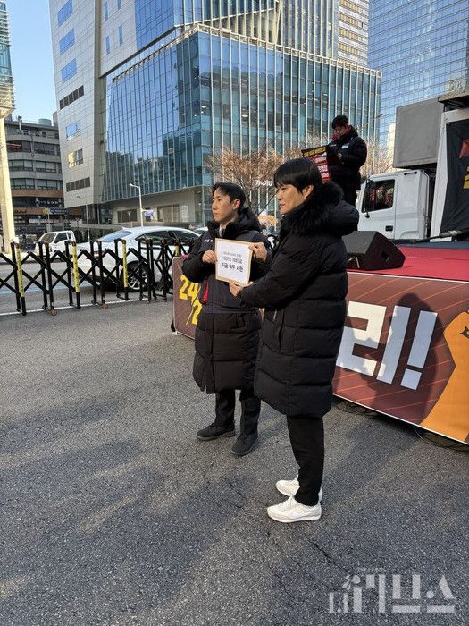 금융노조 기업은행지부 이동철 수석 부위원장이 서울고용노동청 이재홍 근로감독관에게 임금체불 관련 고용노동부의 조사를 촉구하는 서한을 전달하는 모습. [사진=양하영 기자]