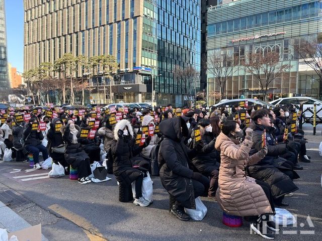기업은행 노조가 대의원 총력대회에서 구호를 외치는 모습이다. [사진=양하영 기자]