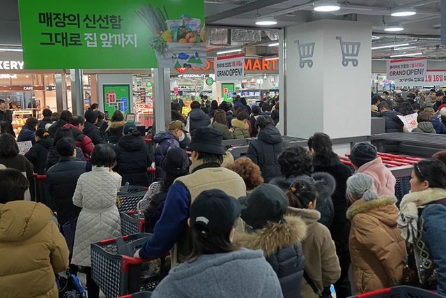 롯데마트 천호점 오픈 전 대기줄. [사진=롯데마트 제공]