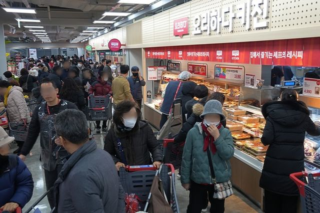 롯데마트 천호점 요리하다 키친 코너. [사진=롯데마트 제공]