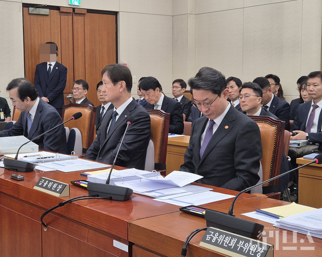 이찬진 금융감독원장과 이억원 금융위원장이 27일 국회에서 열린 정무위원회 종합감사에 출석했다. [사진=임서우 기자]