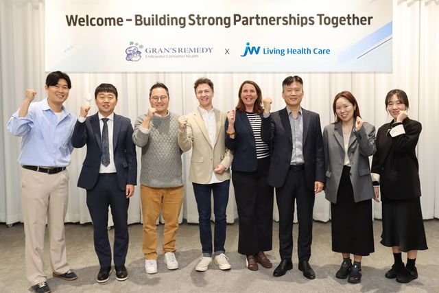 &nbsp;(왼쪽 넷째부터) 엔데버헬스컨슈머리미티드 벤저민 컬 마케팅 총괄, 켈리 뒤 프리즈 글로벌 주요 거래처 담당 매니저, 윤성훈 JW생활건강 유통전략사업본부장과 임직원들이 기념촬영을 하고 있다. [사진=JW생활건강 제공]