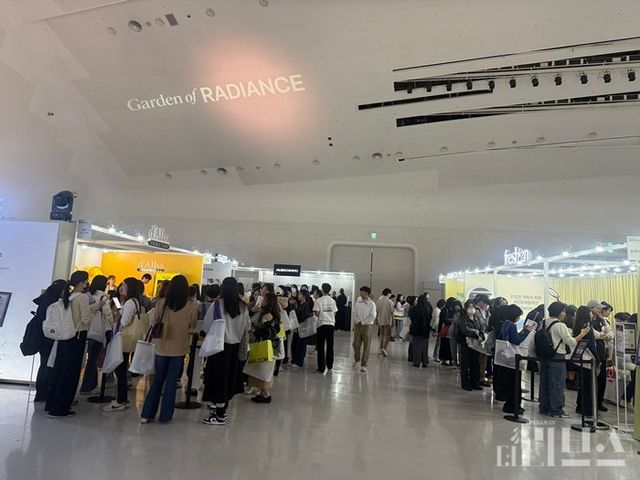 컬리뷰티페스타 2025의 각 부스에는 관람객들이 길게 줄을 섰다. [사진=박달님 기자]