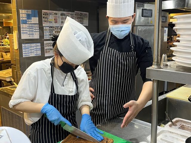 이랜드이츠 애슐리퀸즈 주방 관리자. [사진=이랜드이츠 제공]