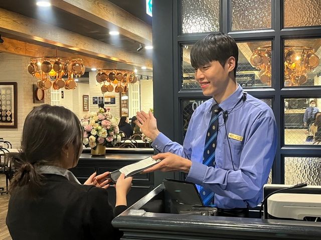 이랜드이츠 애슐리퀸즈 홀 관리자. [사진=이랜드이츠 제공]&nbsp;