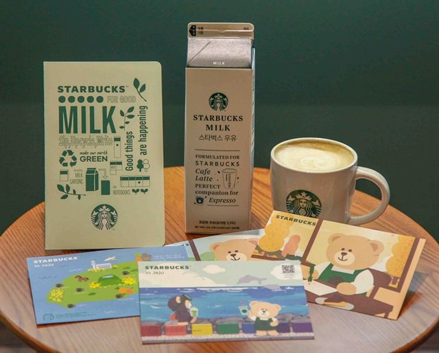 스타벅스 ‘종이팩 회수 시범 사업’을 통해 제작된 친환경 굿즈. [사진=스타벅스 코리아 제공]