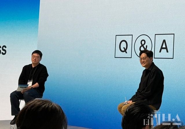 ​브리핑을 마친 후 질의응답을 갖는 이 대표의 모습. [사진=양하영 기자]