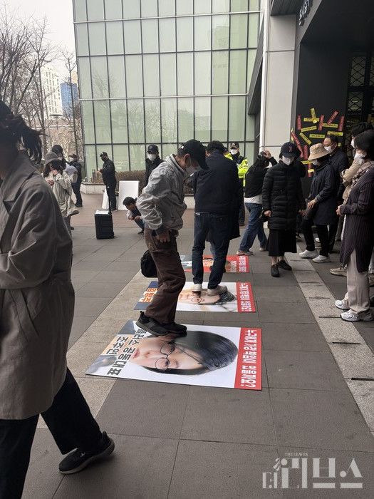 홈플러스 물픔구매 전단채 피해자들이 MBK파트너스 김병주 회장, MBK 부회장 겸직인 홈플러스 김광일 공동대표, 홈플러스 조주연 공동대표의 사진을 밟고 있는 모습. [사진=양하영 기자]