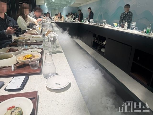 다이닝 ‘새로 술상’ 테이블은 포석정이 설치돼 있다. [사진=박달님 기자]