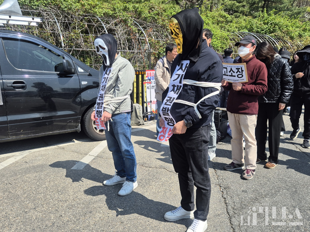 홈플러스 물품구매 전단채 피해자들이 11일 서울중앙지방검찰청에 MBK 김병주 회장 등에 대한 고소장을 제출했다. [사진=임서우 기자]