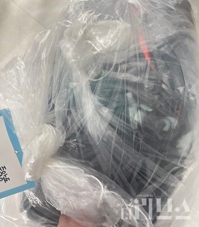 아시아나항공이 A씨에게 보낸 파손된 수하물. [사진=제보자 제공]