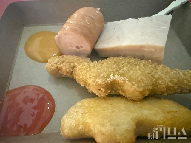 하림치킨로드에서 냉동식품들을 시식했다. [사진=박달님 기자]