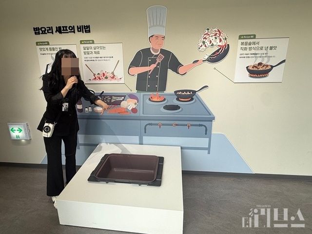 하림키친로드 도슨트가 K1에서 가공되는 볶음밥 비법을 설명하고 있다. [사진=박달님 기자]