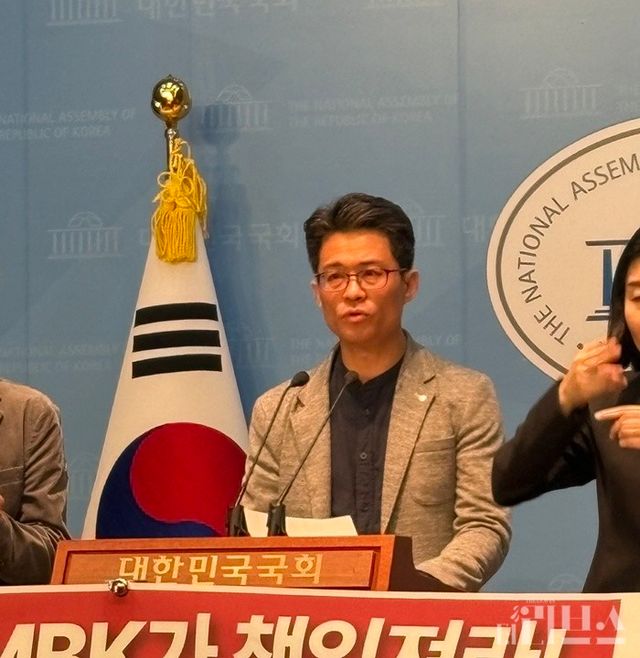 22일 국회 소통관에서 열린 홈플러스사태 관련 MBK 청문회 개최를 촉구하는 기자회견에서 홈플러스 입점점주피해대책협의회 김병국 회장이 발언하고 있다. [사진=양하영 기자]