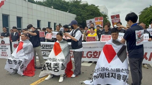 노조는 15일 14시 LG화학 청주공장 정문 앞에서 LG화학의 수처리사업부 매각 철회 기자회견을 열고 삭발식을 진행했다. [사진=민주노총 화섬식품노조 대전충북지부 제공]