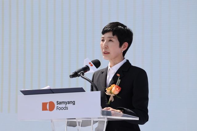 삼양식품 김정수 부회장이 11일 밀양캠퍼스에서 열린 제2공장 준공식에서 기념사를 전하고 있다. [사진=삼양식품 제공]