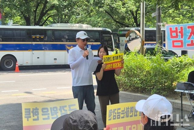 ​피해투자자 대책모임 김화규 회장이 이날 진행된 벨기에펀드 진상규명을 촉구하는 시위의 취지에 대해 발언하고 있다. [사진=양하영 기자]