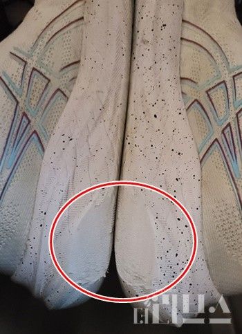 A씨는 아식스코리아에 AS 맡긴 후 미드솔이 깎여서 왔다고 주장했다. [사진=제보자 제공]