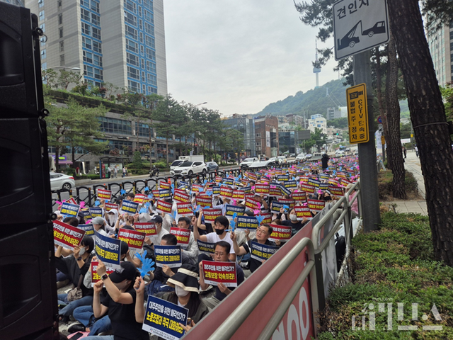 동양생명과 ABL생명 노동조합은 2일 서울시 중구에 위치한 우리은행 본점 앞에서 우리금융이 대화와 교섭에 성실한 태도로 임할 것을 촉구하는 결의대회를 개최했다. [사진=임서우 기자]