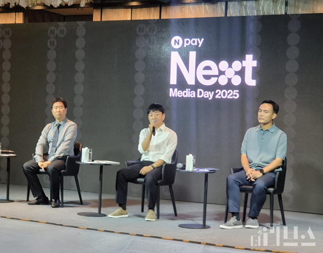 (왼쪽부터) 네이버페이 조재박 부사장, 네이버페이 박상진 대표, 네이버페이 이승배 부사장이 질의응답에 참여하고 있다. [사진=임서우 기자]