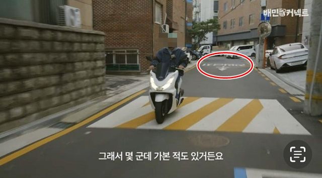 우아한청년들이 제작한 영상 속 배민 라이더가 '진입금지' 도로를 진입해 운행 중이다. [사진=제보자 제공]