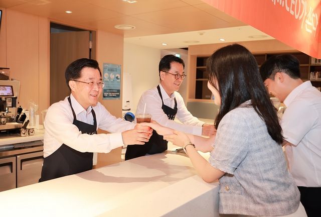 한화생명 권혁웅, 이경근 신임 대표이사가 5일 직원들과 티타임을 갖는 자리에서 음료를 전달하는 모습. [사진=한화생명 제공]&nbsp;