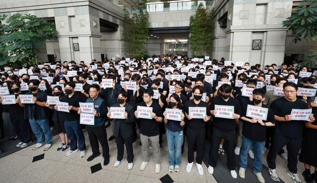 금감원 노조와 직원들 700여명은 9일 오전 서울 여의도 소재 금감원 청사 1층에서 금소원 분리와 공공기관 지정 철회를 외치는 항의 시위를 열었다. [사진=금융감독원 노동조합 제공]&nbsp;