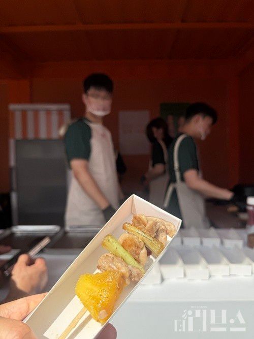 오드그로서 브랜드존에서 당일 도계한 닭고기로 만든 요리를 시식했다. [사진=박달님 기자]