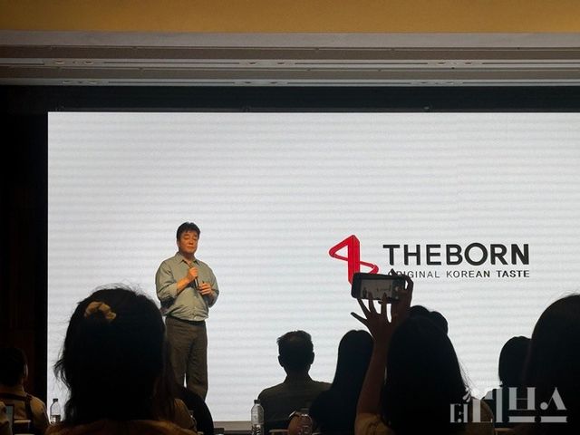 더본코리아 백종원 대표가 3일 오전 10시 30분 서울 중구에 위치한 신라호텔에서 ‘TBK(The Born Korea) 글로벌 B2B(기업 간 거래) 소스 론칭’ 시연회에서 글로벌 유통 사업 전략을 발표했다. [사진=박달님 기자]